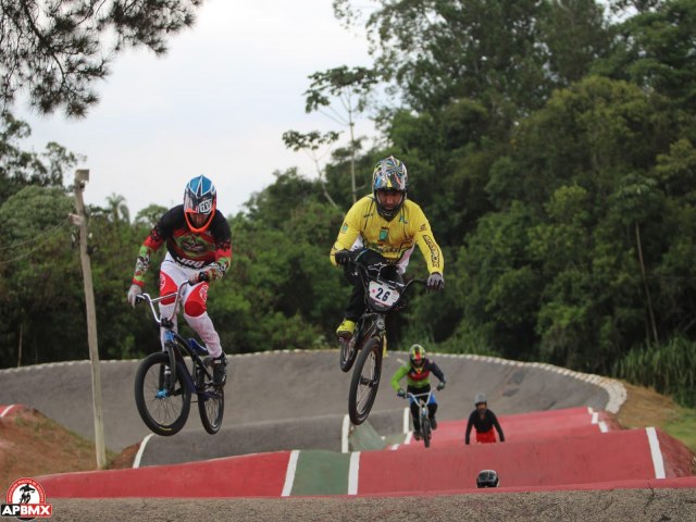 Equipe de BMX representa Gaspar no estadual