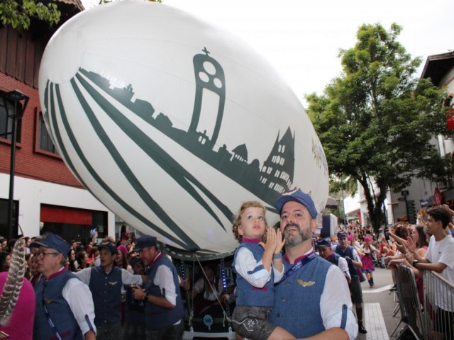 Novas atraes encantam o pblico no primeiro desfile da 39 Oktoberfest Blumenau