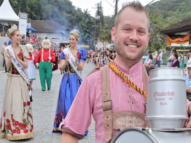 Desfile de Oktoberfest na Vila Itoupava exibe mais de 40 atraes