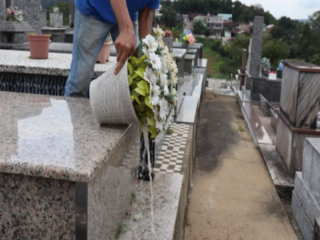 Prefeitura de Gaspar refora proibio de flores nos cemitrios