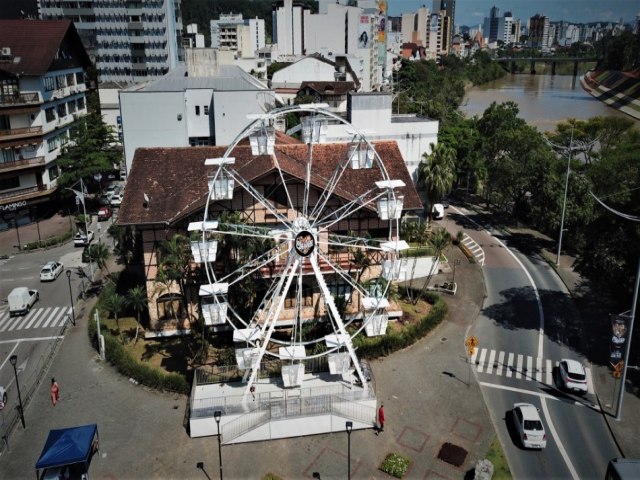 Oktoberfest Blumenau alm dos pavilhes, roda-gigante  nova atrao no centro da cidade