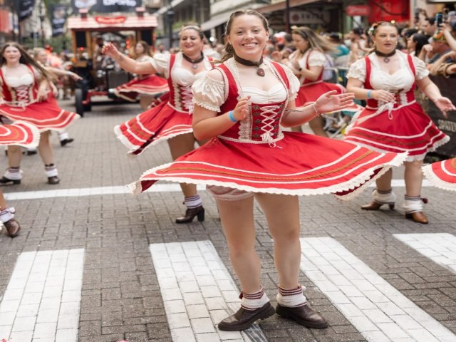 Segundo desfile da 39 Oktoberfest Blumenau conta com atraes especiais nesta quarta-feira