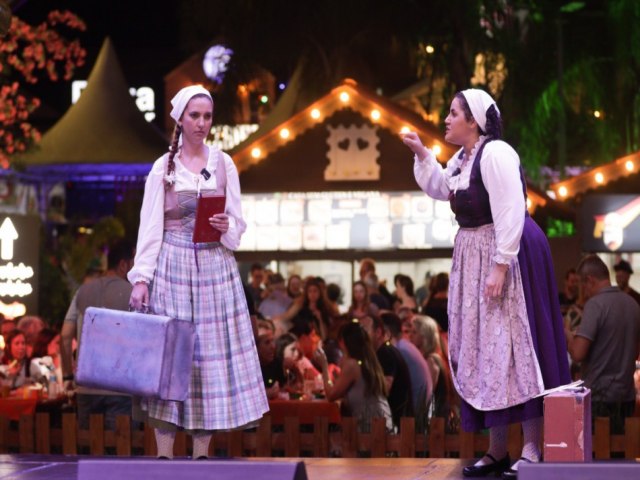 Pblico da Oktoberfest prestigia esquete teatral dos 200 anos da Imigrao Alem no Brasil