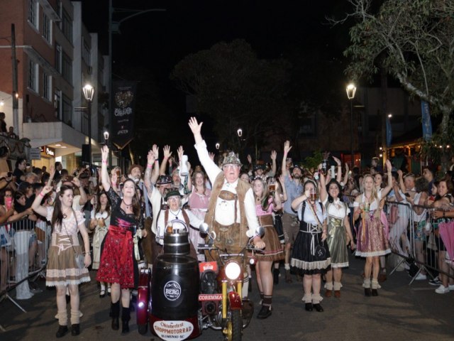 Tradicionais carros alegricos esbanjam criatividade e marcam estreias nos desfiles da Oktoberfest