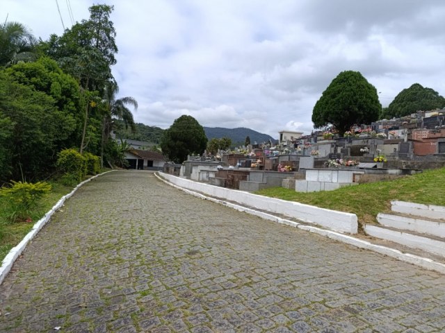 Blumenau realiza manuteno em cemitrios municipais para o feriado de Finados