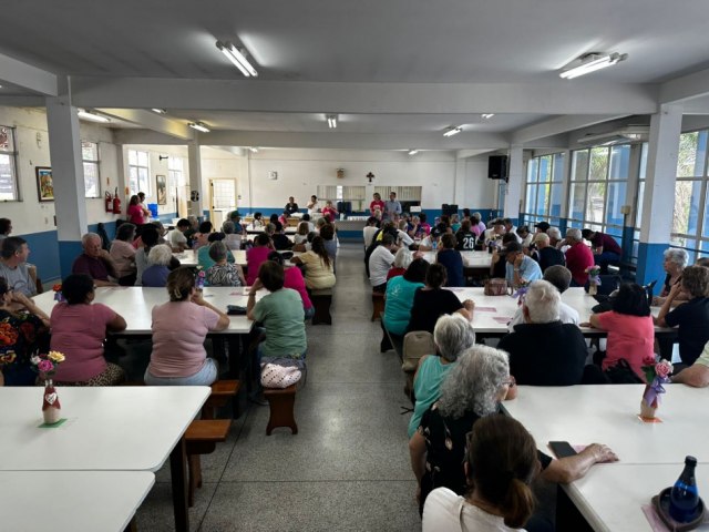 Outubro Rosa Pr-famlia recebe palestra sobre preveno ao cncer de mama