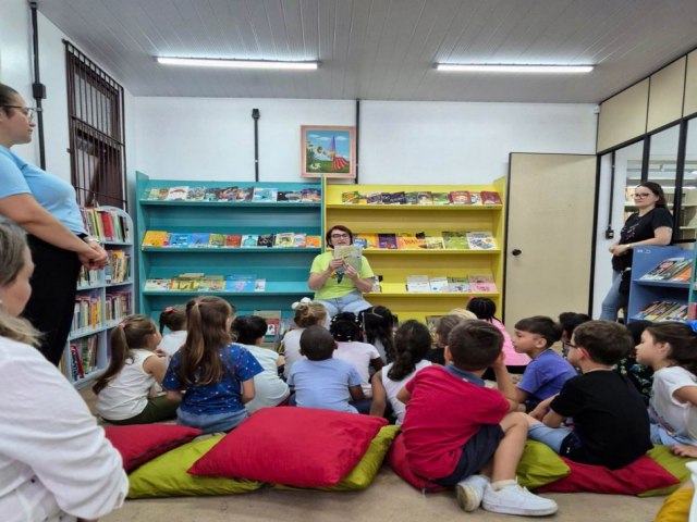 Biblioteca Municipal recebe alunos para o programa Hora da Leitura