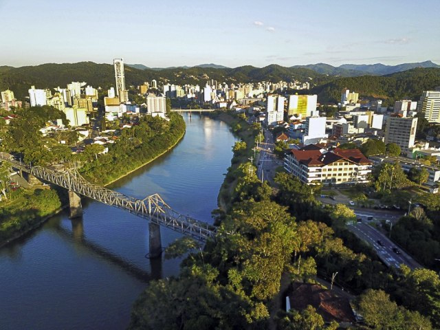 Ponte de Ferro ser interditada nesta sexta-feira para montagem do Natal em Blumenau