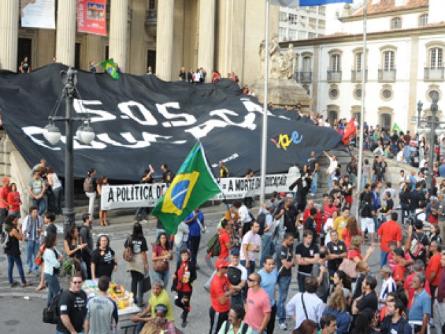 Professores da rede estadual de ensino do Rio de Janeiro suspendem greve