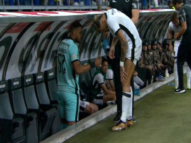 Tiquinho, do Botafogo, chega ao Rio com joelho imobilizado e de muleta aps leso