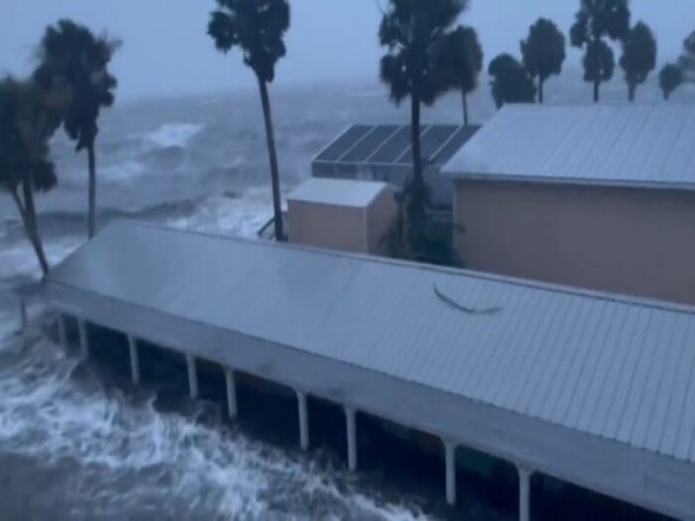 Furacão Idalia deixa mortos, cancela centenas de voos e causa estragos na Florida