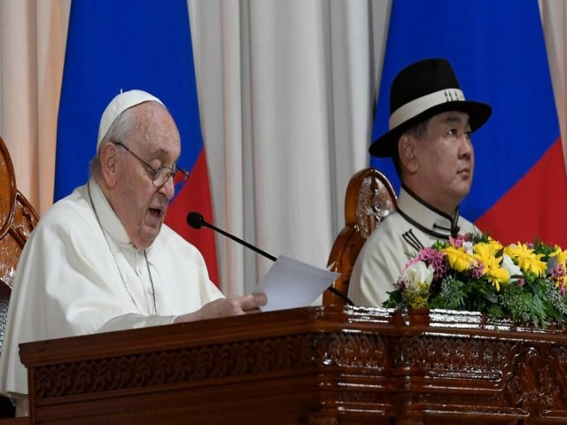 Papa encerra viagem à Mongólia e diz que Igreja não está empenhada em conversão