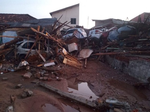 Reservatório se rompe e água destrói casas, carros e deixa feridos em Florianópolis