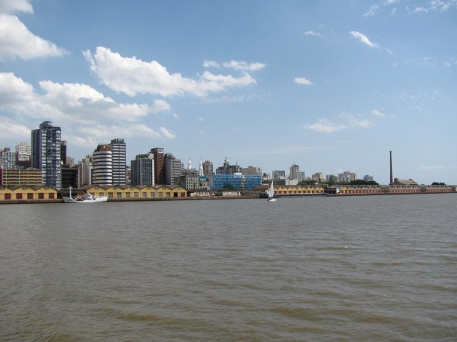 Águas do Guaíba invadem a orla de Porto Alegre; cidade entra em alerta por causa de ciclone