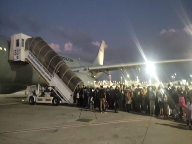 Primeiro avião da FAB decola de aeroporto de Tel Aviv rumo a Brasília com 210 brasileiros