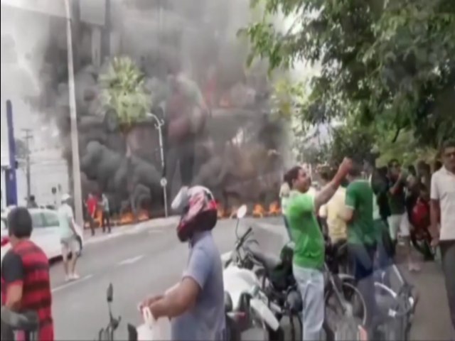 Protestos marcam 3 dia de greve dos nibus na capital do Piau