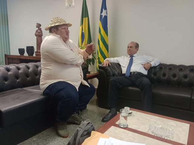 EM BRASILIA: Senador Marcelo Castro recebe das mos de Moreiro pedido de recursos para comunidades rurais do Piau