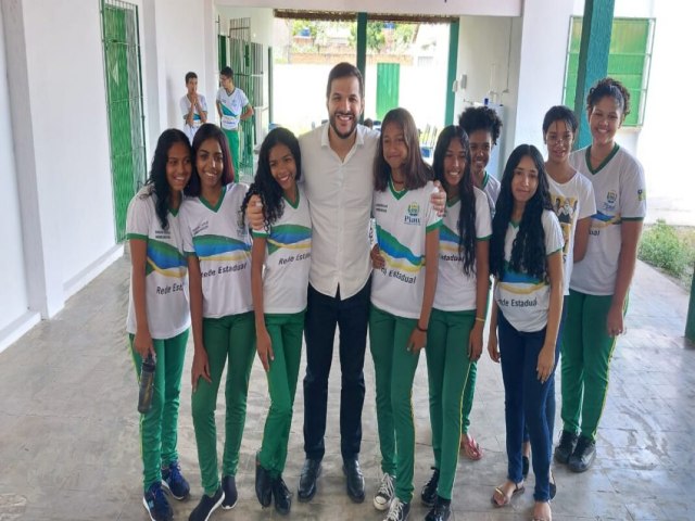 FLORIANO: Em Floriano, secretrio da Educao anuncia modernizao de escolas da regional