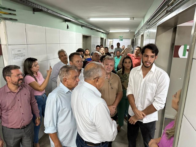 Prefeito de Teresina realiza visita na obra de reforma do Hospital do Dirceu II