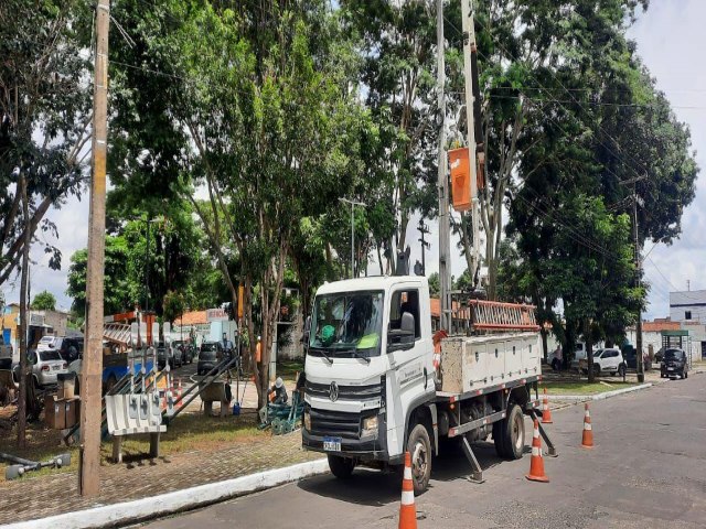 Prefeitura de Teresina realiza aes no plano de melhoria e de ampliao da iluminao pblica da cidade.