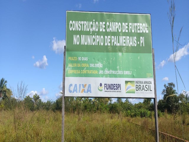 PALMEIRAIS: Vereador Gabriel do Lucdio denuncia Obra abandonada de campo de futebol em Palmeirais no Piau.