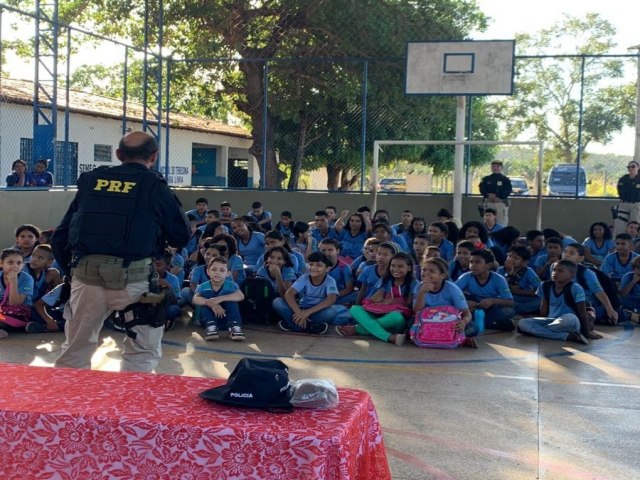 Alunos da E.M. Manoel Nogueira Lima participam de palestra com agentes da PRF-PI