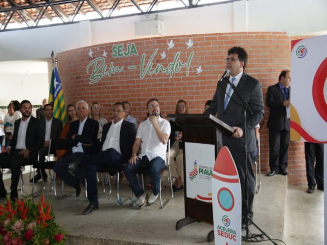 Com investimento de mais de R$ 4 milhes, governador entrega reforma de 2 escolas na zona Sudeste de Teresina