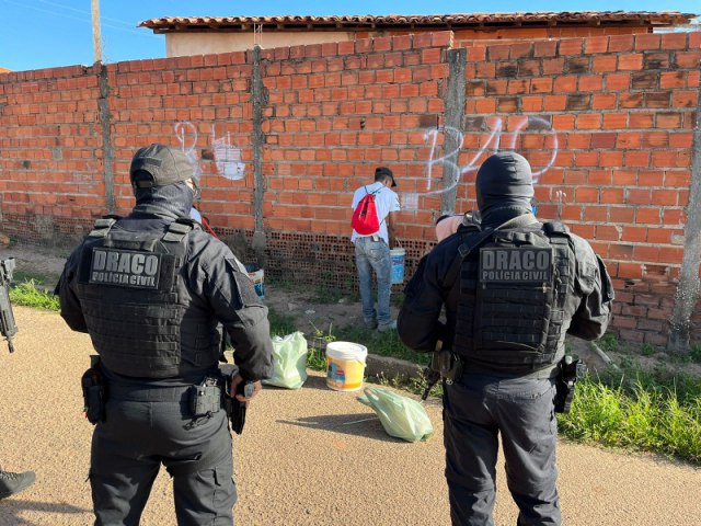 DRACO apaga pinturas em muros que promovem faco criminosa na zona Sul de Teresina