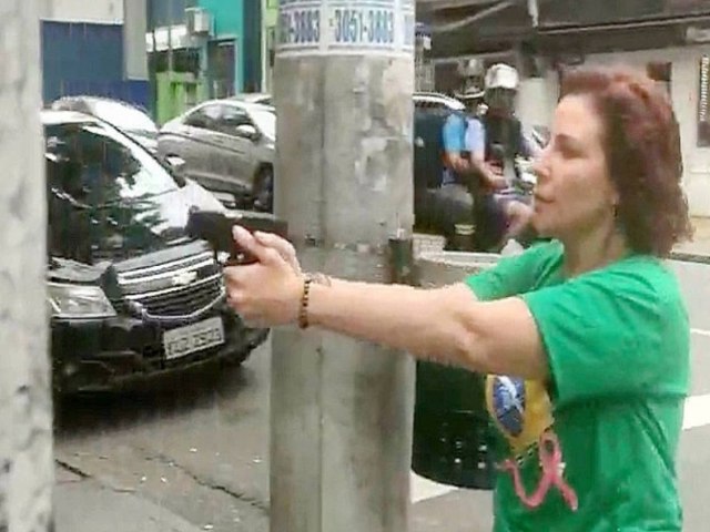 STF forma maioria para tornar Carla Zambelli r por perseguio com arma em SP