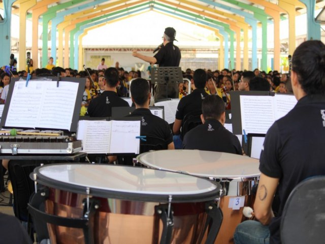 Orquestra Sinfnica se apresenta para alunos da Escola Municipal Olmpio Castro