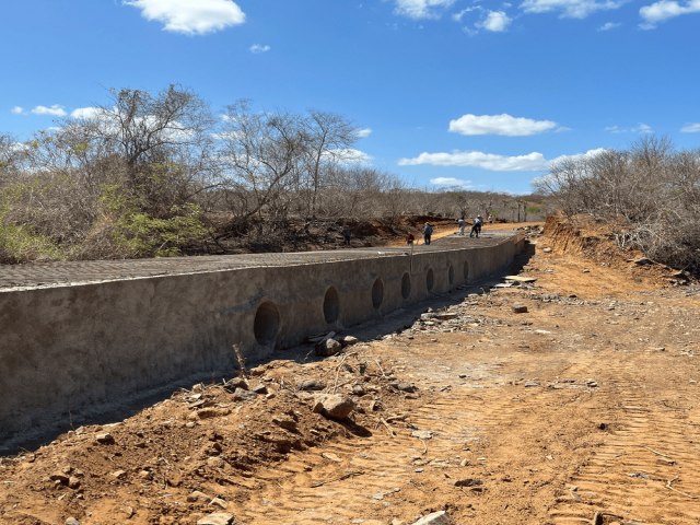 SO JOO DA SERRA: No municpio o Seinfra constri passagens molhadas