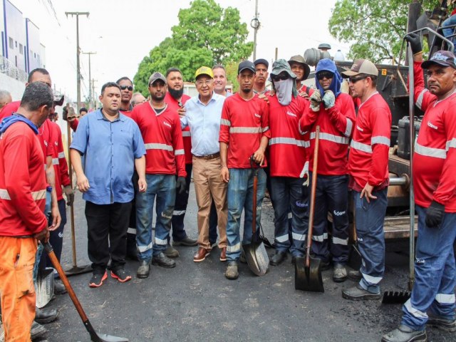 Prefeito da capital, Dr. Pessoa visita obras de pavimentao asfltica no bairro Lourival Parente