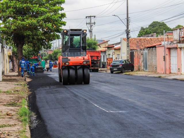 EM Teresina, vistoria de obras de pavimentao asfltica no bairro Piraj so feitas pelo Prefeito Dr. Pessoa 