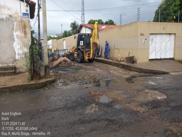 Obra de recuperao da drenagem na Rua Murilo Braga  iniciada pela prefeitura da capital