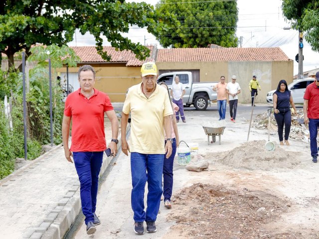 Vereador Roberval Queiroz fiscaliza andamento de obras na zona sudeste da capital com Prefeito Dr. Pessoa