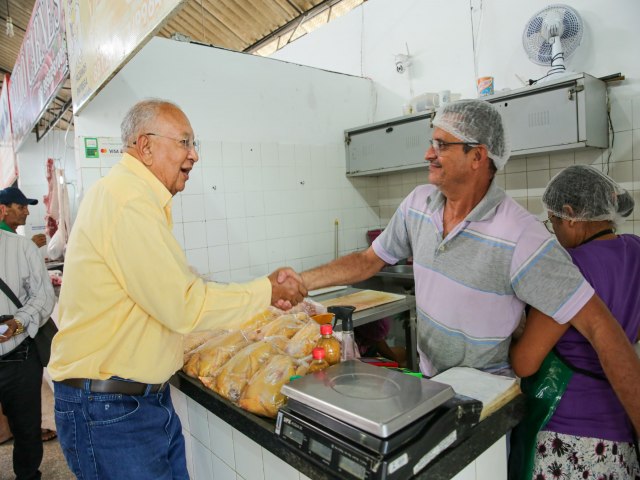 Prefeito de Teresina entrega reforma do Mercado da Vermelha