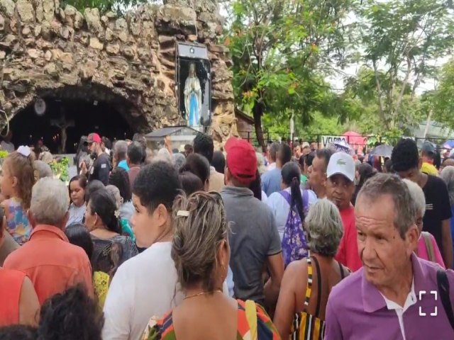 Gruta de Betnia em Lagoa do Piau atrai milhares de romeiros