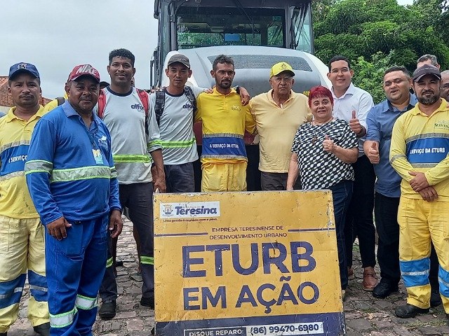 DR. PESSOA REALIZA ASSINATURA DE ORDEM DE SERVIO DE ASFALTAMENTO DA VILA CARLOS FEITOSA