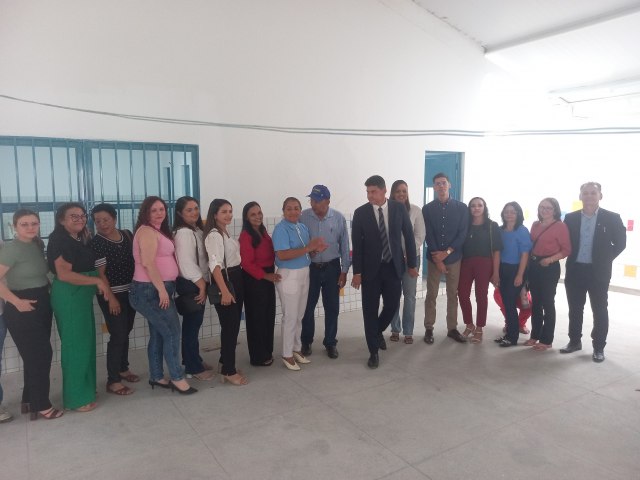 Prefeito de Teresina e secretrio da Semec, visitam obras do Cmei Louvor e Vida no bairro gua Mineral em Teresina