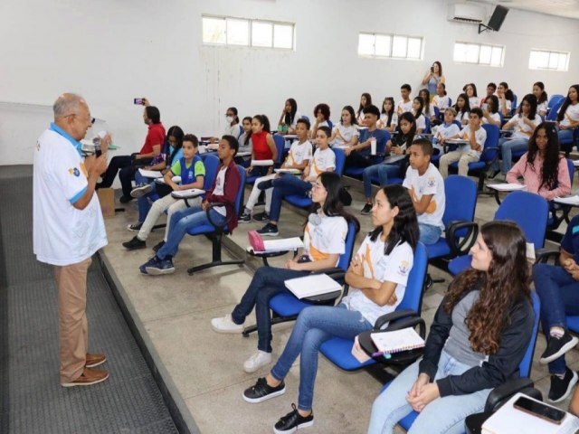 Prefeito de Teresina Dr. Pessoa acompanha aula do programa Cidade Olmpica