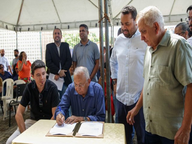 Prefeito Dr. Pessoa assina ordem de servio para reforma e revitalizao do Teatro do Boi