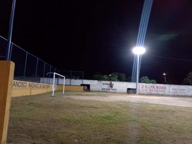 Prefeitura realiza melhoria na iluminao pblica do campo de futebol do Loteamento Santa Brbara