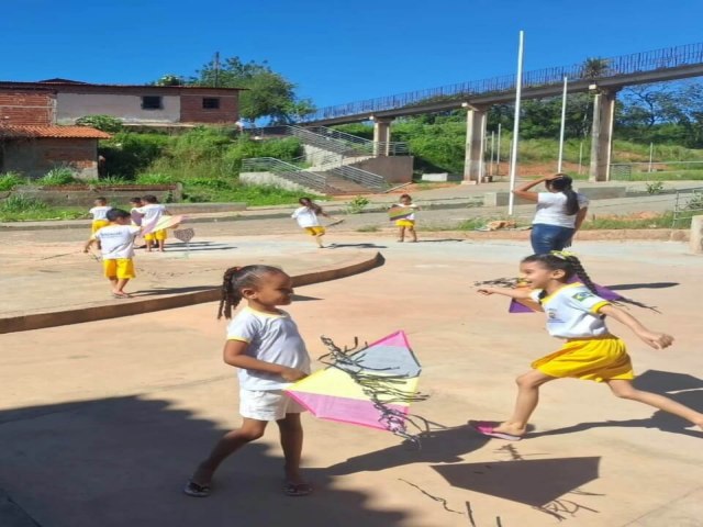 CMEI Nossa Senhora Auxiliadora promove atividade com pipas de seda com alunos e famlia