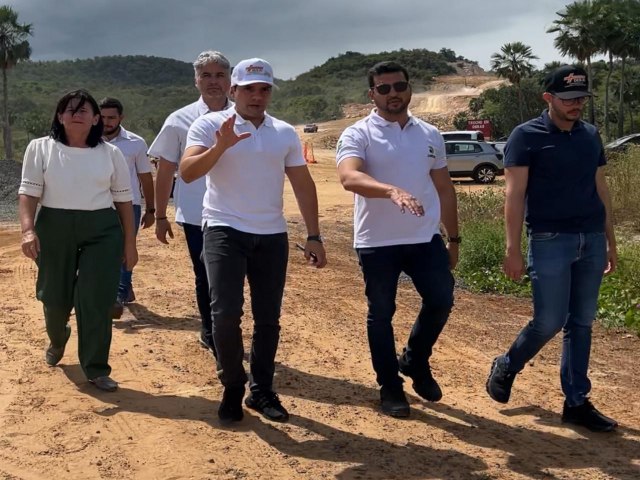 Leonardo Sobral visita obras de construo da nova estrada que vai ligar Domingos Mouro (PI) a Carnaubal (CE)