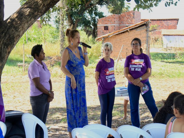 nibus Lils leva servios s mulheres do Residencial Lindalma Soares, em Teresina