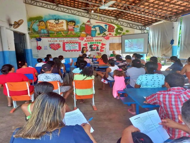 Ao  realizada com famlias na Escola Municipal Santa Filomena