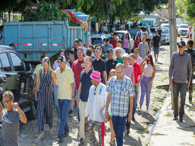 Prefeito de Teresina visita pavimentao no Grande Dirceu com a comunidade