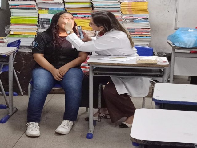 Consultrio na Escola vacina estudantes na Escola Municipal Mariano Alves