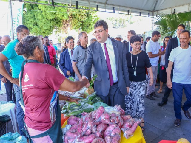 Agricultores familiares do projeto Quitanda comercializam produtos no Palcio de Karnak