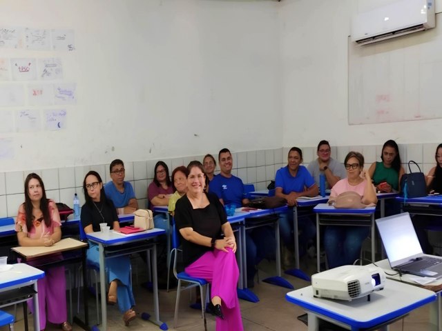 Escola Municipal recebe palestra sobre o papel social e tico na docncia